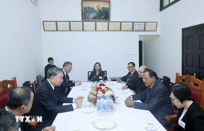 Chủ tịch nước Tô Lâm tiếp Cố vấn An ninh Quốc gia của Thủ tướng Ấn Độ Ajit Doval. (Ảnh: TTXVN)