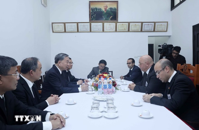 Chủ tịch nước Tô Lâm tiếp Bộ trưởng Cựu chiến binh và Người có công Algeria Laid Rebiga (Ảnh: TTXVN)