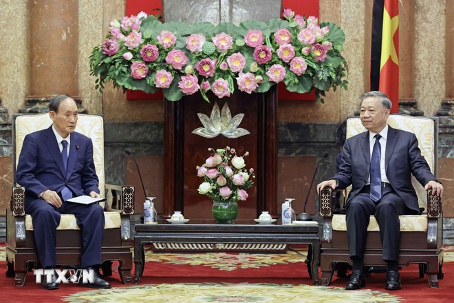 Chủ tịch nước Tô Lâm tiếp cựu Thủ tướng Nhật Bản Suga Yoshihide. (Ảnh: TTXVN)