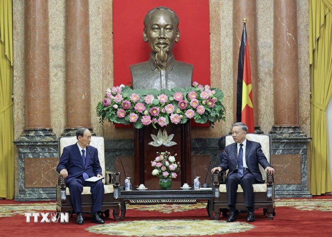 Chủ tịch nước Tô Lâm tiếp cựu Thủ tướng Nhật Bản Suga Yoshihide, Đặc phái viên của Thủ tướng Kishida Fumio. (Ảnh: TTXVN)