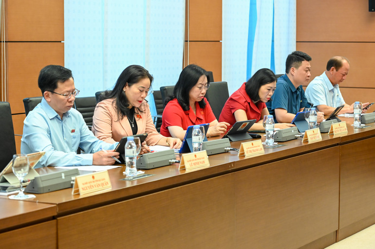 Các đại biểu Quốc hội dự thảo luận tại tổ sáng 23/5. (Ảnh: BÙI GIANG)