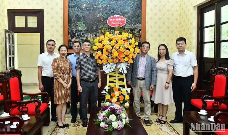 Đoàn đại biểu Cục B01 - Bộ Công an chúc mừng Báo Nhân Dân. (Ảnh: ĐĂNG KHOA)