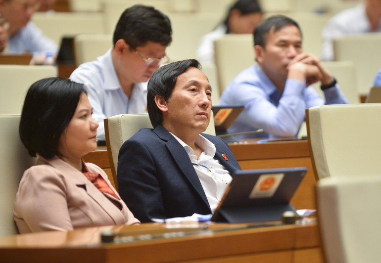 Các đại biểu dự phiên thảo luận về dự án Luật Đất đai (sửa đổi).