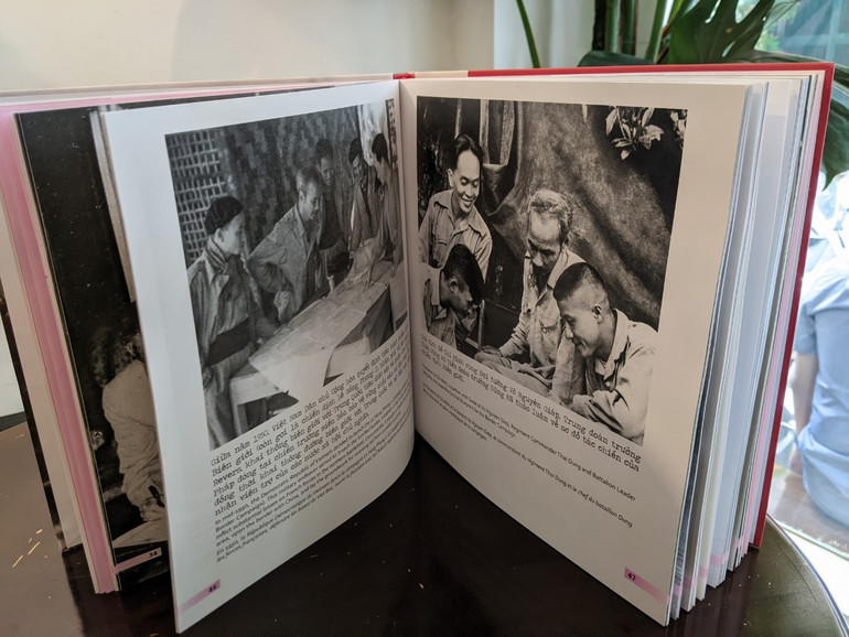 Cuốn sách gồm gần 200 bức ảnh về chiến dịch Điện Biên Phủ được sưu tầm, chắt lọc và lựa chọn một cách công phu.