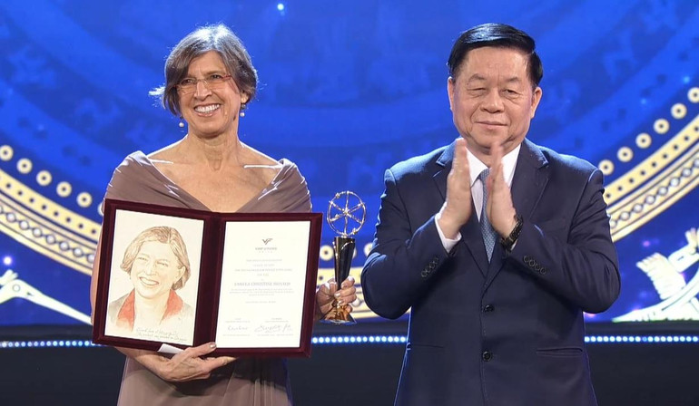 Trưởng Ban Tuyên giáo Trung ương Nguyễn Trọng Nghĩa trao cup và chứng nhận cho Giáo sư Pamela Christine Ronald.