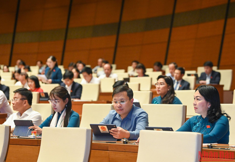 Các đại biểu dự phiên thảo luận ở hội trường về tình hình kinh tế-xã hội sáng 28/10. (Ảnh: DUY LINH)