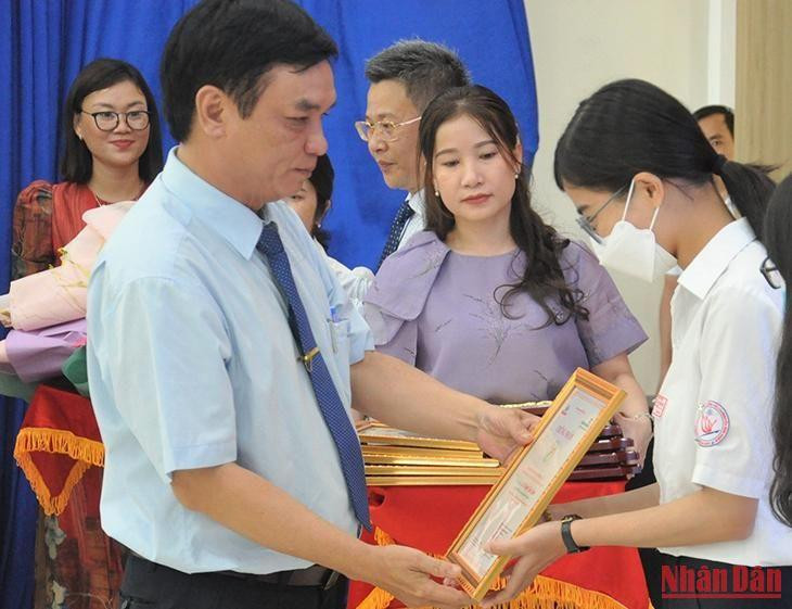 Lãnh đạo Báo Quảng Nam trao thưởng cho các cá nhân đạt thành tích xuất sắc.