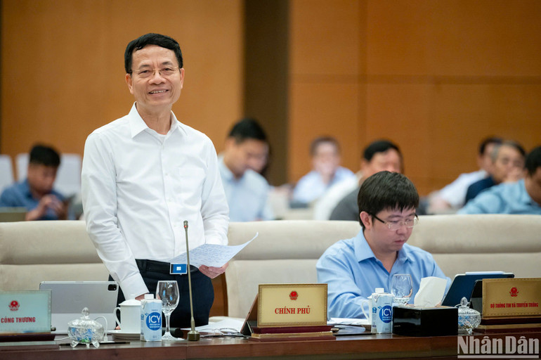 Bộ trưởng Thông tin và Truyền thông Nguyễn Mạnh Hùng phát biểu tại phiên họp. (Ảnh: DUY LINH) Bộ trưởng Thông tin và Truyền thông Nguyễn Mạnh Hùng phát biểu tại phiên họp. (Ảnh: DUY LINH)