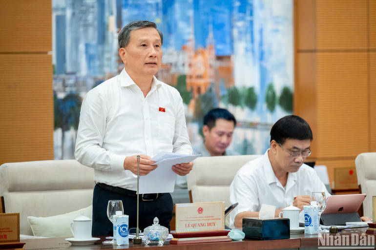 Chủ nhiệm Ủy ban Khoa học, Công nghệ và Môi trường Lê Quang Huy trình bày báo cáo thẩm tra. (Ảnh: DUY LINH) Chủ nhiệm Ủy ban Khoa học, Công nghệ và Môi trường Lê Quang Huy trình bày báo cáo thẩm tra. (Ảnh: DUY LINH)