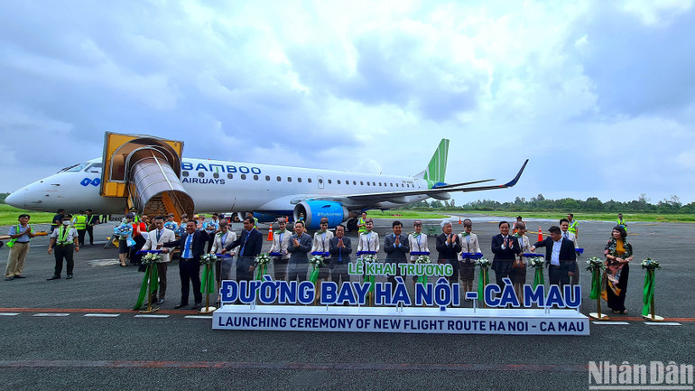 Lãnh đạo tỉnh Cà Mau và các đơn vị liên quan thực hiện nghi thức khai trương đường bay thẳng đầu tiên Hà Nội-Cà Mau. Lãnh đạo tỉnh Cà Mau và các đơn vị liên quan thực hiện nghi thức khai trương đường bay thẳng đầu tiên Hà Nội-Cà Mau.