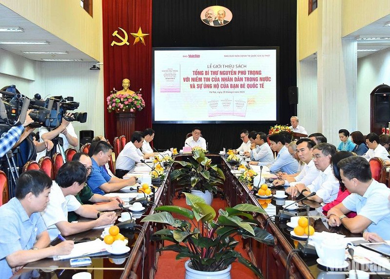 Quang cảnh Lễ giới thiệu sách. (Ảnh: THỦY NGUYÊN)