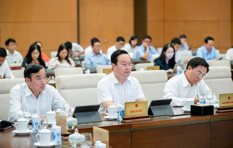 Các đại biểu dự phiên họp.