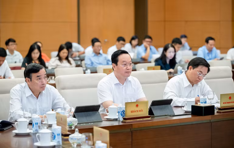 Các đại biểu dự phiên họp.