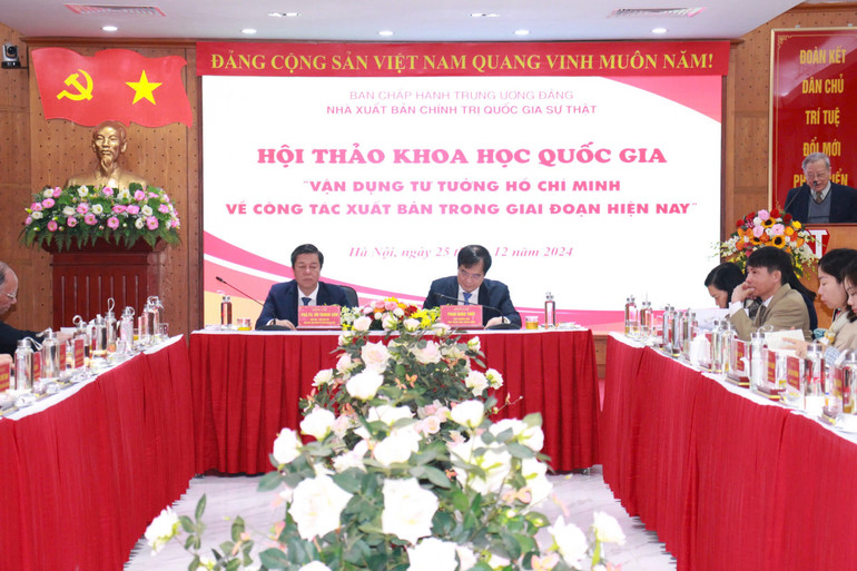 Đồng chí Phan Xuân Thủy, Phó Trưởng Ban Tuyên giáo Trung ương và PGS, TS Vũ Trọng Lâm, Giám đốc - Tổng Biên tập Nhà xuất bản Chính trị quốc gia Sự thật chủ trì hội thảo.