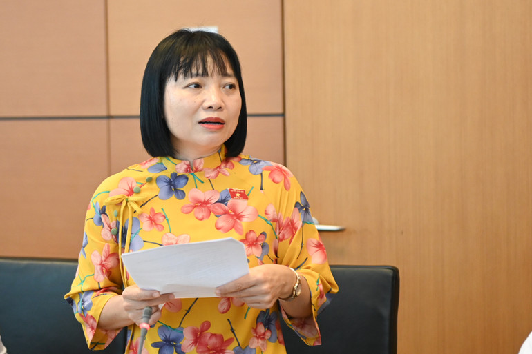 Đại biểu Nguyễn Thị Việt Nga (Đoàn Hải Dương) nêu ý kiến trong phiên thảo luận. (Ảnh: BÙI GIANG)