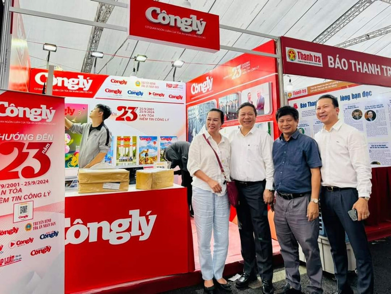 Nữ nhà báo Đan Hà - Văn phòng đại diện Báo Công lý tại Thành phố Hồ Chí Minh chụp ảnh cùng nhà báo Trần Trọng Dũng, Phó Chủ tịch Hội Nhà báo Việt Nam, và lãnh đạo Ủy ban nhân dân Thành phố Hồ Chí Minh...