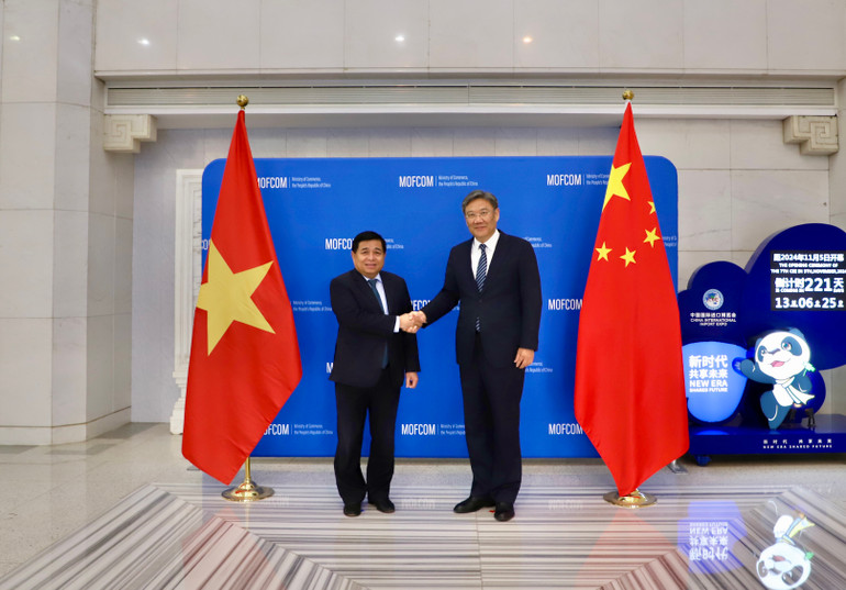 Bộ trưởng Kế hoạch và Đầu tư Nguyễn Chí Dũng và Bộ trưởng Thương mại Trung Quốc Vương Văn Đào.