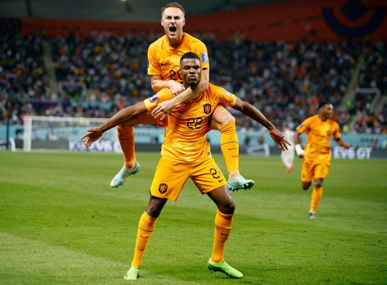 Denzel Dumfries là cầu thủ người Hà Lan thứ 3 trong lịch sử trực tiếp ghi dấu ấn vào 3 bàn thắng trong 1 trận đấu ở World Cup. (Ảnh: Reuters)