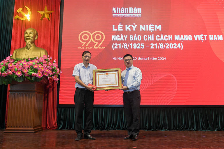 Tổng Biên tập, Bí thư Đảng ủy Báo Nhân Dân Lê Quốc Minh, thừa ủy quyền của Chủ tịch nước trao tặng Huân chương Lao Động hạng Nhì cho đồng chí Lê Mậu Lâm, Phó Trưởng Ban Xây dựng Đảng, Báo Nhân Dân. (Ảnh: THẾ ĐẠI) Tổng Biên tập, Bí thư Đảng ủy Báo Nhân Dân Lê Quốc Minh, thừa ủy quyền của Chủ tịch nước trao tặng Huân chương Lao Động hạng Nhì cho đồng chí Lê Mậu Lâm, Phó Trưởng Ban Xây dựng Đảng, Báo Nhân Dân. (Ảnh: THẾ ĐẠI)