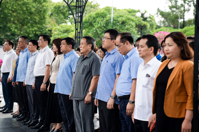 Đoàn công tác tri ân, tưởng nhớ các anh hùng liệt sĩ tại Nghĩa trang Liệt sĩ Quốc gia Đường 9, tỉnh Quảng Trị. (Ảnh: MINH SƠN)