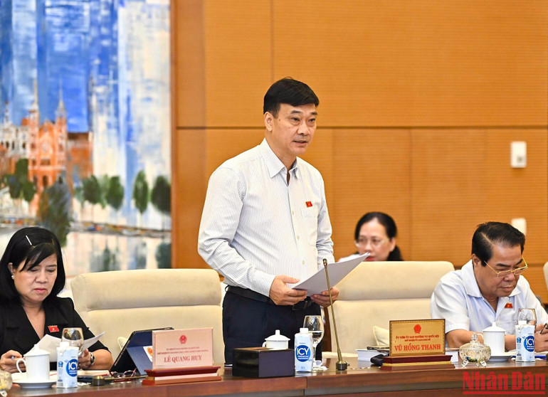Chủ nhiệm Ủy ban Kinh tế của Quốc hội Vũ Hồng Thanh trình bày báo cáo thẩm tra.