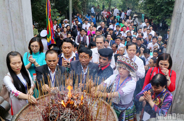 Các đại biểu mặt trận tiêu biểu dâng hương tưởng niệm các Vua Hùng.