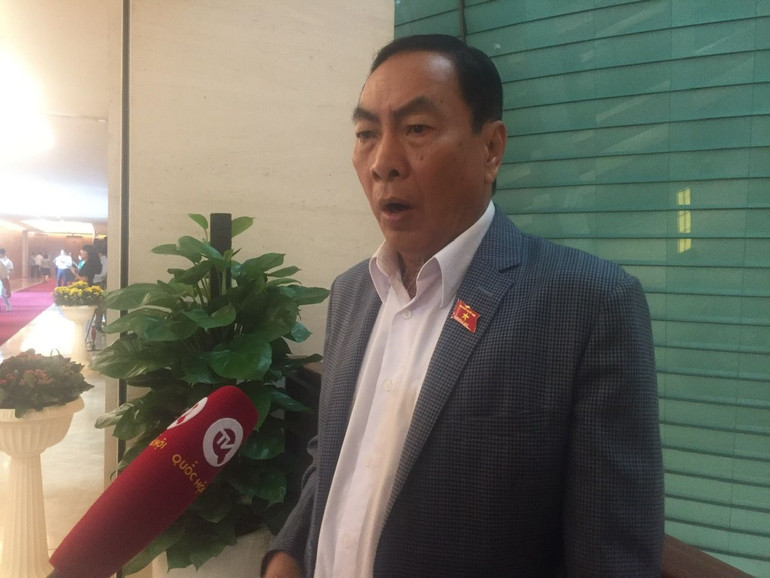 Đại biểu Phạm Văn Hòa (đoàn Đồng Tháp) trao đổi bên hành lang Quốc hội.