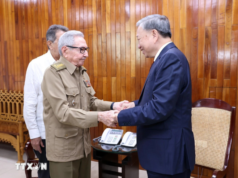 Tổng Bí thư, Chủ tịch nước Tô Lâm gặp Lãnh tụ Cách mạng Cuba, Đại tướng Raúl Castro Ruz.