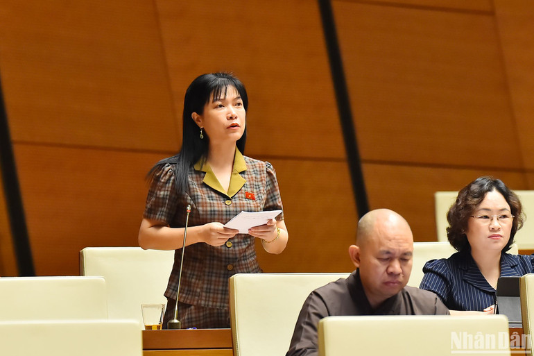 Đại biểu Tạ Thị Yên (đoàn Điện Biên) tham gia ý kiến thảo luận. (Ảnh: THỦY NGUYÊN)