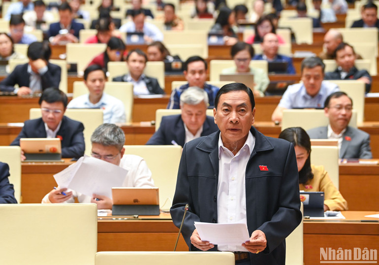 Đại biểu Phạm Văn Hòa phát biểu ý kiến tại hội trường. (Ảnh: DUY LINH)