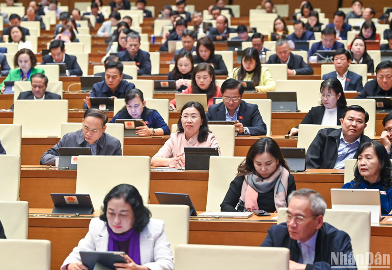 Các đại biểu dự phiên thảo luận ở hội trường sáng 17/2. (Ảnh: DUY LINH)