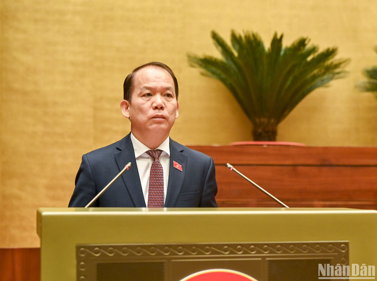 Chủ nhiệm Ủy ban Pháp luật Hoàng Thanh Tùng trình bày báo cáo thẩm tra. (Ảnh: DUY LINH)