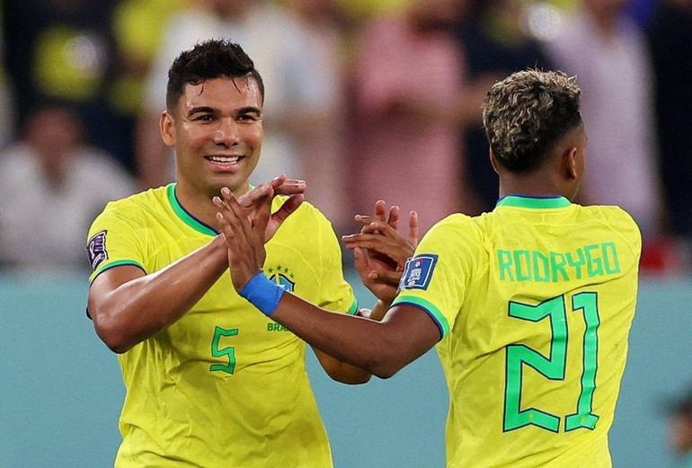 Tiền vệ Casemiro ăn mừng cùng đồng đội sau khi ghi bàn thắng duy nhất cho Brazil. (Ảnh: Reuters)