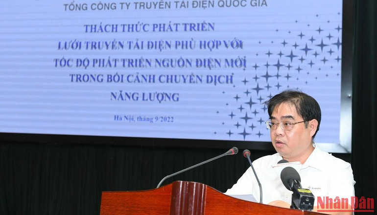 Ông Đỗ Đức Hùng, Trưởng Ban Kế hoạch - EVNNPT trình bày tham luận tại tọa đàm. (Ảnh: THÀNH ĐẠT)