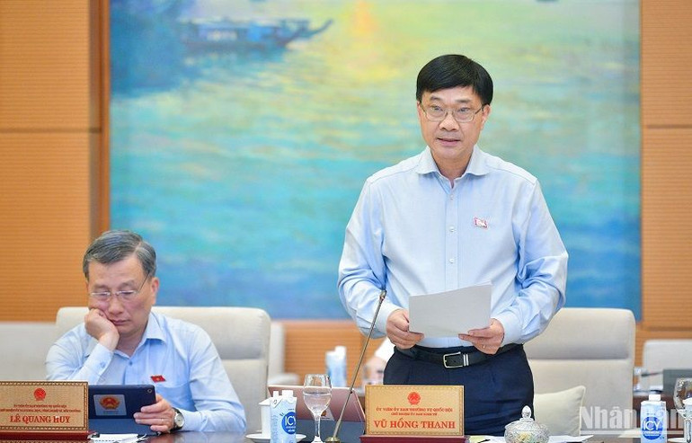 Chủ nhiệm Ủy ban Kinh tế Vũ Hồng Thanh trình bày báo cáo thẩm tra sơ bộ dự án Luật. (Ảnh: DUY LINH) Chủ nhiệm Ủy ban Kinh tế Vũ Hồng Thanh trình bày báo cáo thẩm tra sơ bộ dự án Luật. (Ảnh: DUY LINH)
