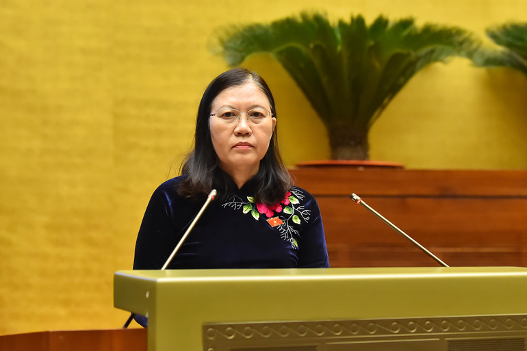 Chủ nhiệm Ủy ban Tư pháp Lê Thị Nga trình bày báo cáo thẩm tra. (Ảnh: THỦY NGUYÊN)