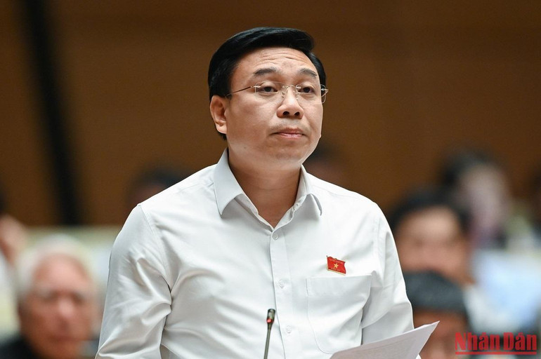 Đại biểu Nguyễn Văn Mạnh (đoàn Vĩnh Phúc) tham gia ý kiến thảo luận tại phiên họp. Ảnh: THỦY NGUYÊN