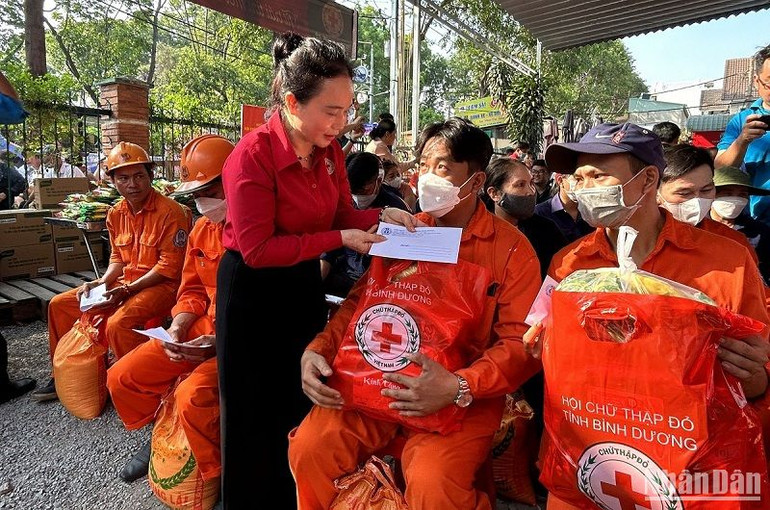 Chủ tịch Hội Chữ thập đỏ tỉnh Bình Dương Nguyễn Thị Lệ Trinh tặng quà cho công nhân, người lao động.