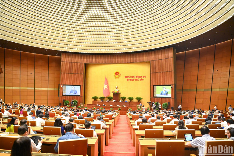 Quang cảnh phiên họp sáng 6/11. (Ảnh: DUY LINH)