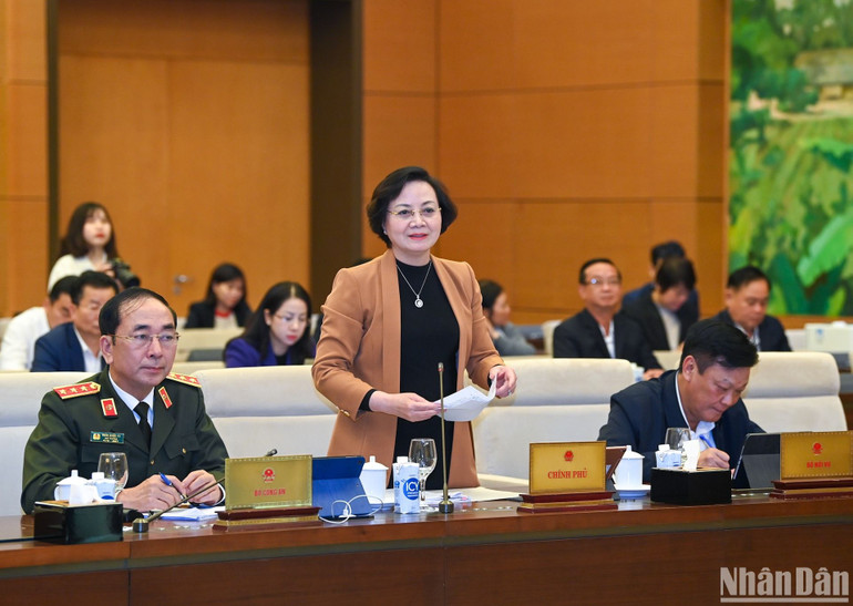 Bộ trưởng Nội vụ Phạm Thị Thanh Trà trình bày Tờ trình tại phiên họp. (Ảnh: DUY LINH)