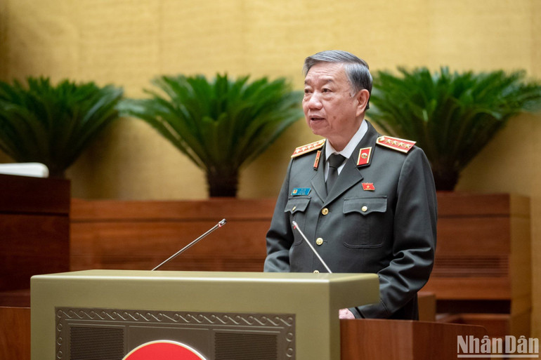 Bộ trưởng Công an Tô Lâm giải trình, làm rõ một số vấn đề đại biểu Quốc hội nêu trong phiên thảo luận về dự án Luật Căn cước ngày 25/10. (Ảnh: DUY LINH)