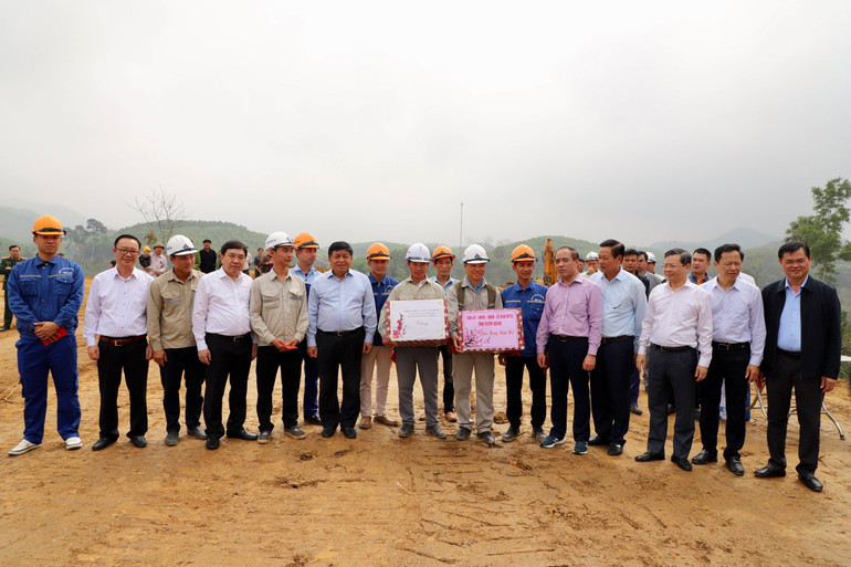 Lãnh đạo Bộ Kế hoạch và Đầu tư và các tỉnh Tuyên Quang và Hà Giang tặng quà công nhân lao động thi công trên công trường dự án cao tốc.