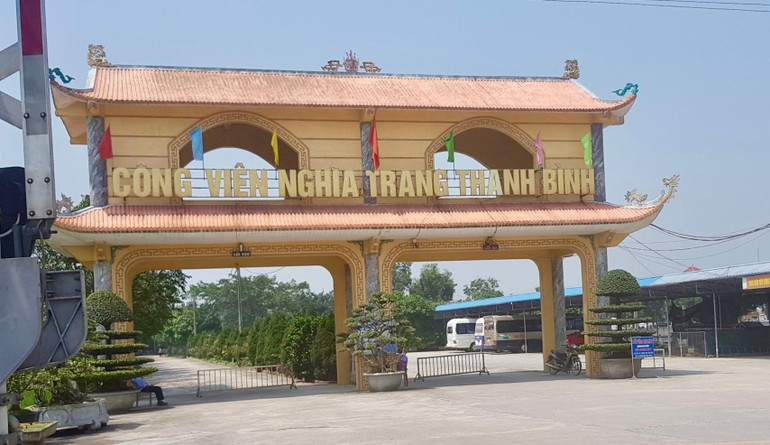 Cơ quan chức năng đã tiến hành khám xét nơi làm việc của ông Giao tại Công viên nghĩa trang Thanh Bình (xã Mỹ Thuận, huyện Mỹ Lộc, Nam Định).