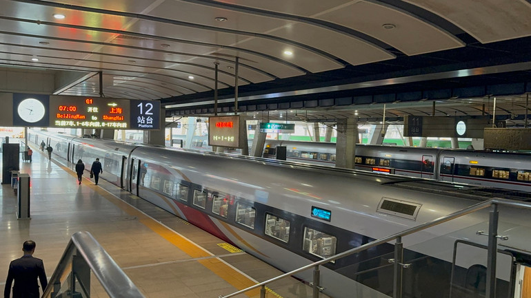 Tuyến đường sắt tốc độ cao Bắc Kinh - Thượng Hải dài hơn 1.300km với tổng mức đầu tư hơn 33 tỷ USD, tốc độ chạy tàu khoảng 350km/h.