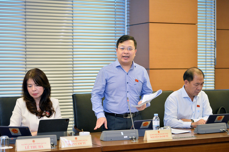 Đại biểu Nguyễn Danh Tú (đoàn Kiên Giang) góp ý kiến vào dự thảo luật.