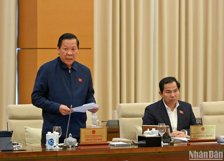 Chủ nhiệm Ủy ban Kinh tế và Tài chính Phan Văn Mãi báo cáo tóm tắt một số nội dung cơ bản trong giải trình, tiếp thu, chỉnh dự thảo Luật Thuế tiêu thụ đặc biệt (sửa đổi). (Ảnh: DUY LINH)