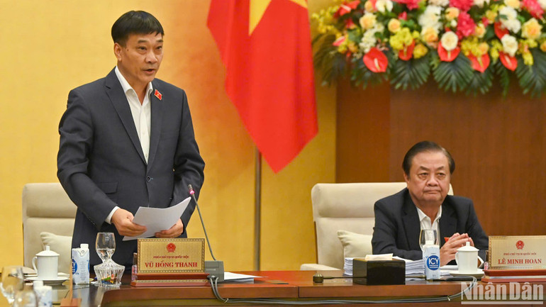 Phó Chủ tịch Quốc hội Vũ Hồng Thanh điều hành nội dung thảo luận. (Ảnh: DUY LINH)