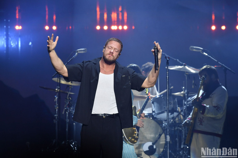 Ban nhạc Imagine Dragons với các nghệ sĩ: Dan Reynolds, Wayne Sermon, Ben McKee và Daniel Platzman khuấy động sân khấu Lễ trao Giải VinFuture 2024. (Ảnh: THÀNH ĐẠT)