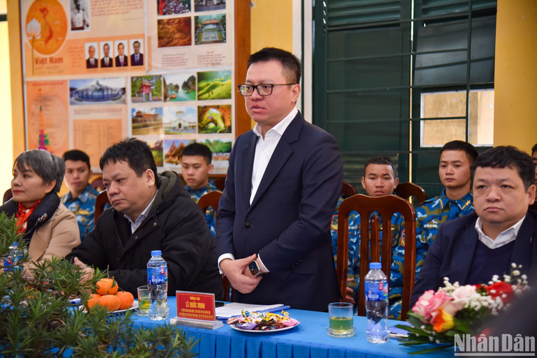 Đồng chí Lê Quốc Minh khẳng định, Báo Nhân Dân luôn coi việc đưa tin về Quân đội nói chung, lực lượng phòng không-không quân nói riêng, là nhiệm vụ rất quan trọng. (Ảnh: NHẬT QUANG)