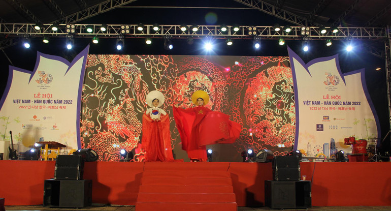 Hình ảnh Cờ hai nước Việt Nam-Hàn Quốc trên áo dài truyền thống Việt Nam.